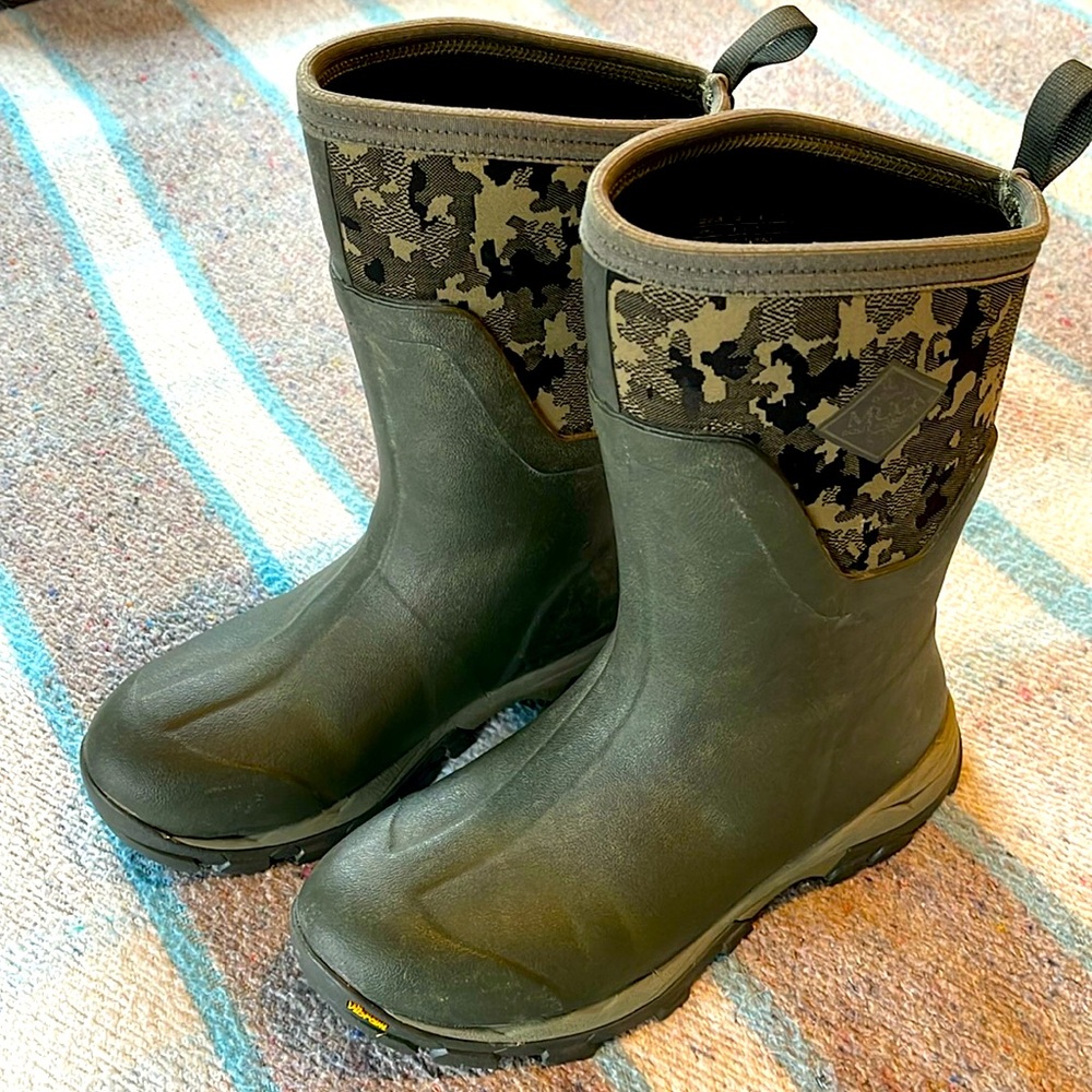 Women’s size 9 Muck boots